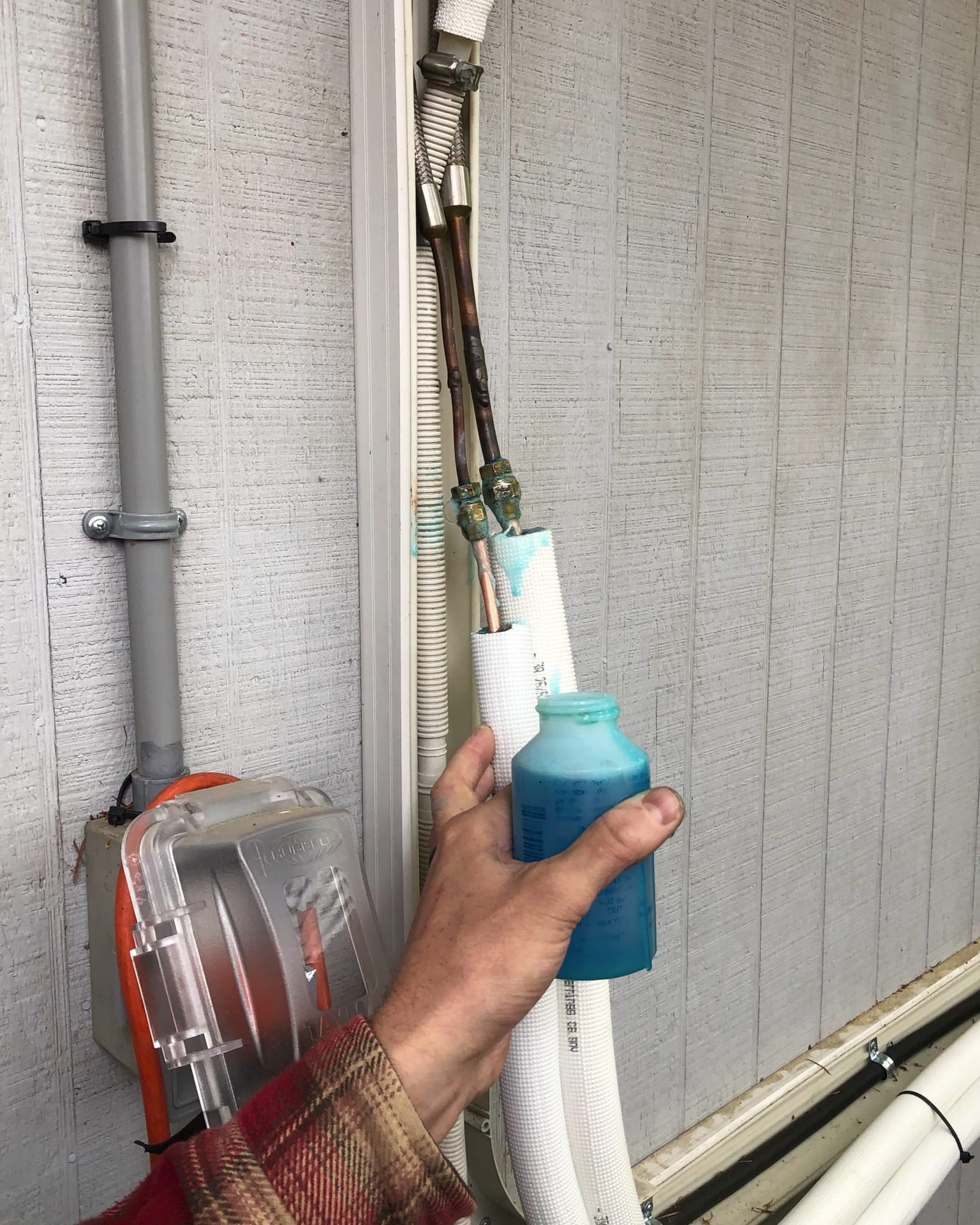 Swaging tool expanding copper tube